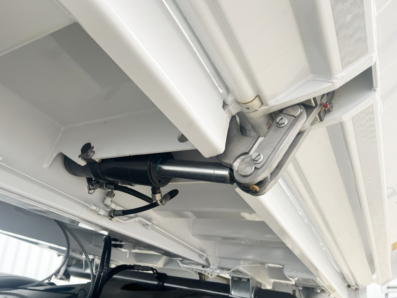 Новый Самосвал Mercedes-Benz Arocs 2645 K 6x4 Arocs 2645 K 6x4, MultimediaCockpit, Bordmatik links: фото 14 Новый Самосвал Mercedes-Benz Arocs 2645 K 6x4 Arocs 2645 K 6x4, MultimediaCockpit, Bordmatik links: фото 14