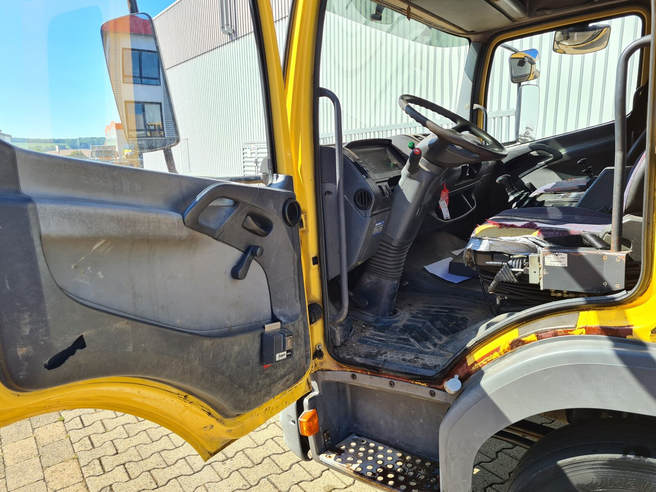 Фото интерьера 1: Крюковой мультилифт Mercedes-Benz Atego 815 K 4x2 Atego 815 K 4x2