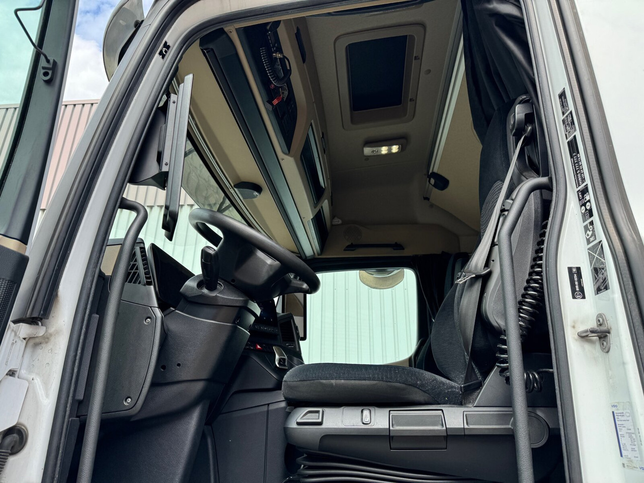 Фото интерьера 1: Тягач Mercedes-Benz Actros 1848 LS 4x2 Actros 1848 LS 4x2, Vollumer ,Retarder
