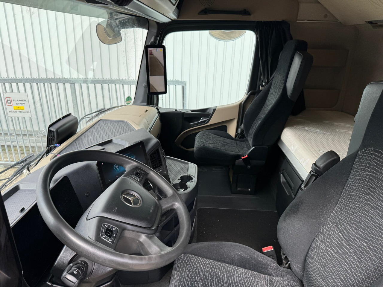 Фото интерьера 2: Тягач Mercedes-Benz Actros 1848 LS 4x2 Actros 1848 LS 4x2, Vollumer ,Retarder