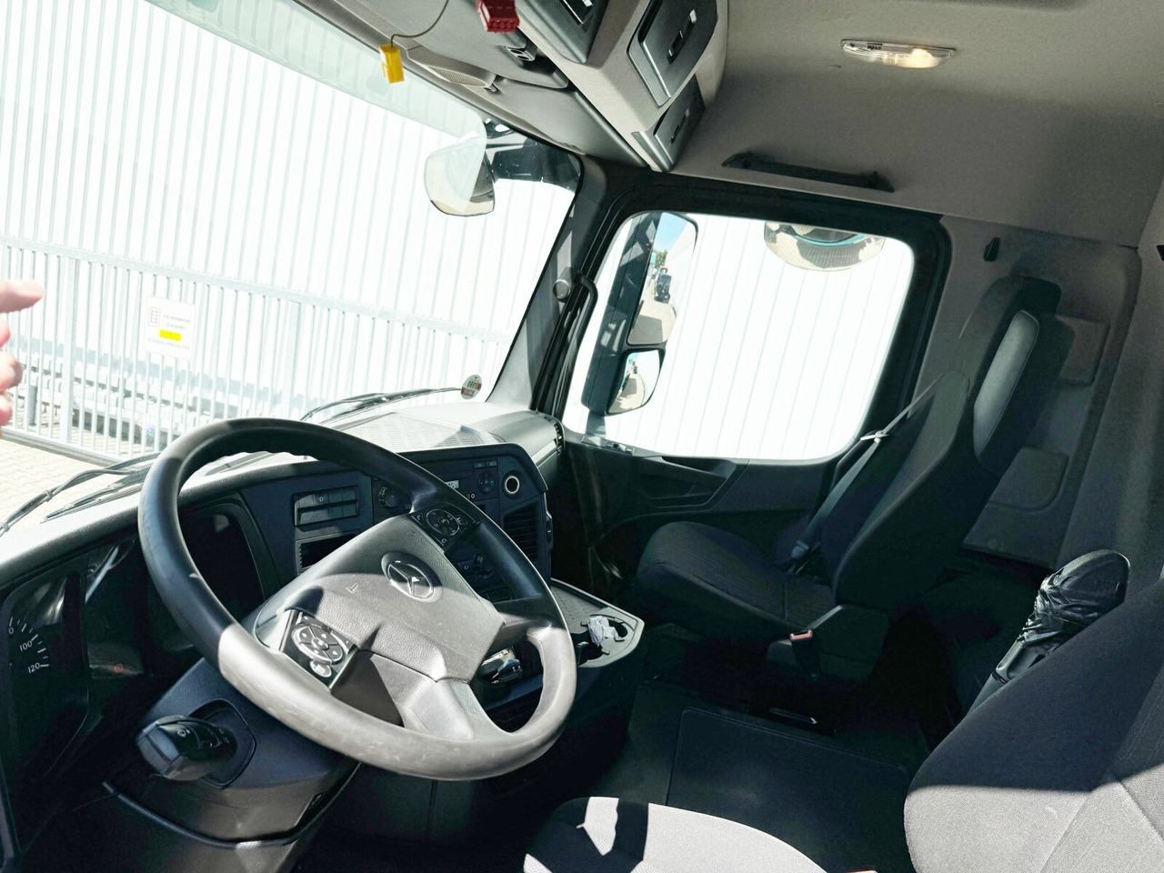 Фото интерьера 1: Mercedes-Benz Arocs 3343 S 6x4 Arocs 3343 S 6x4, Full Steel, 3x Vorhanden! в лизинг Mercedes-Benz Arocs 3343 S 6x4 Arocs 3343 S 6x4, Full Steel, 3x Vorhanden!