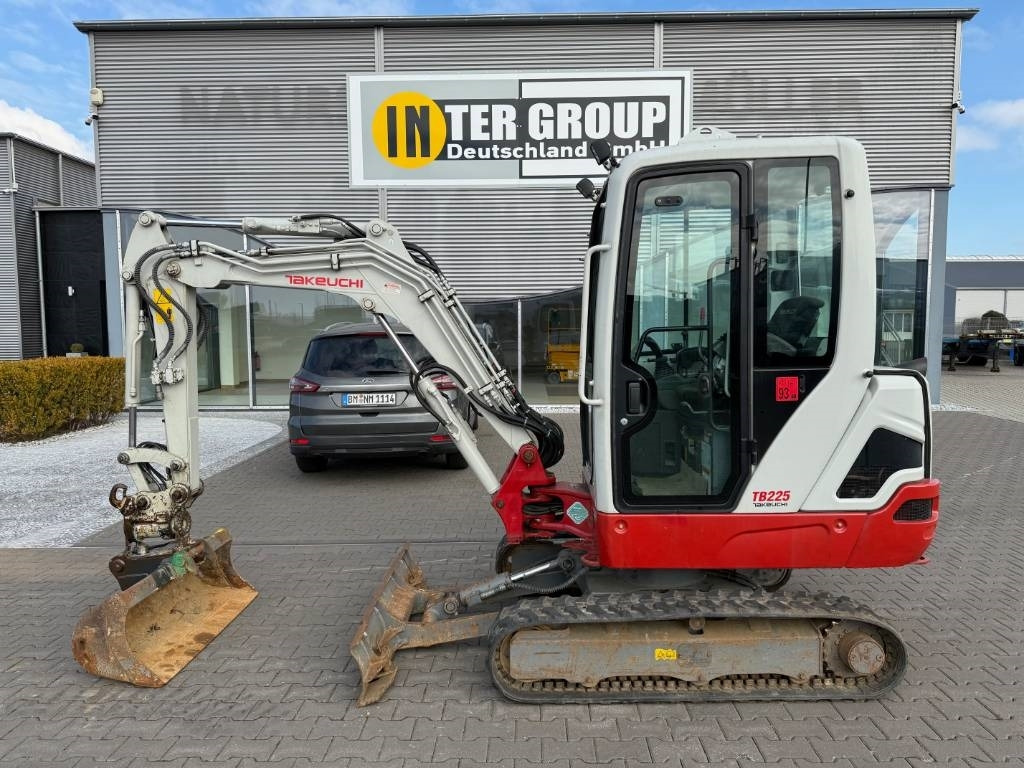 Takeuchi TB 225 V3 - Мини-экскаватор: фото 1 Takeuchi TB 225 V3 - Мини-экскаватор: фото 1