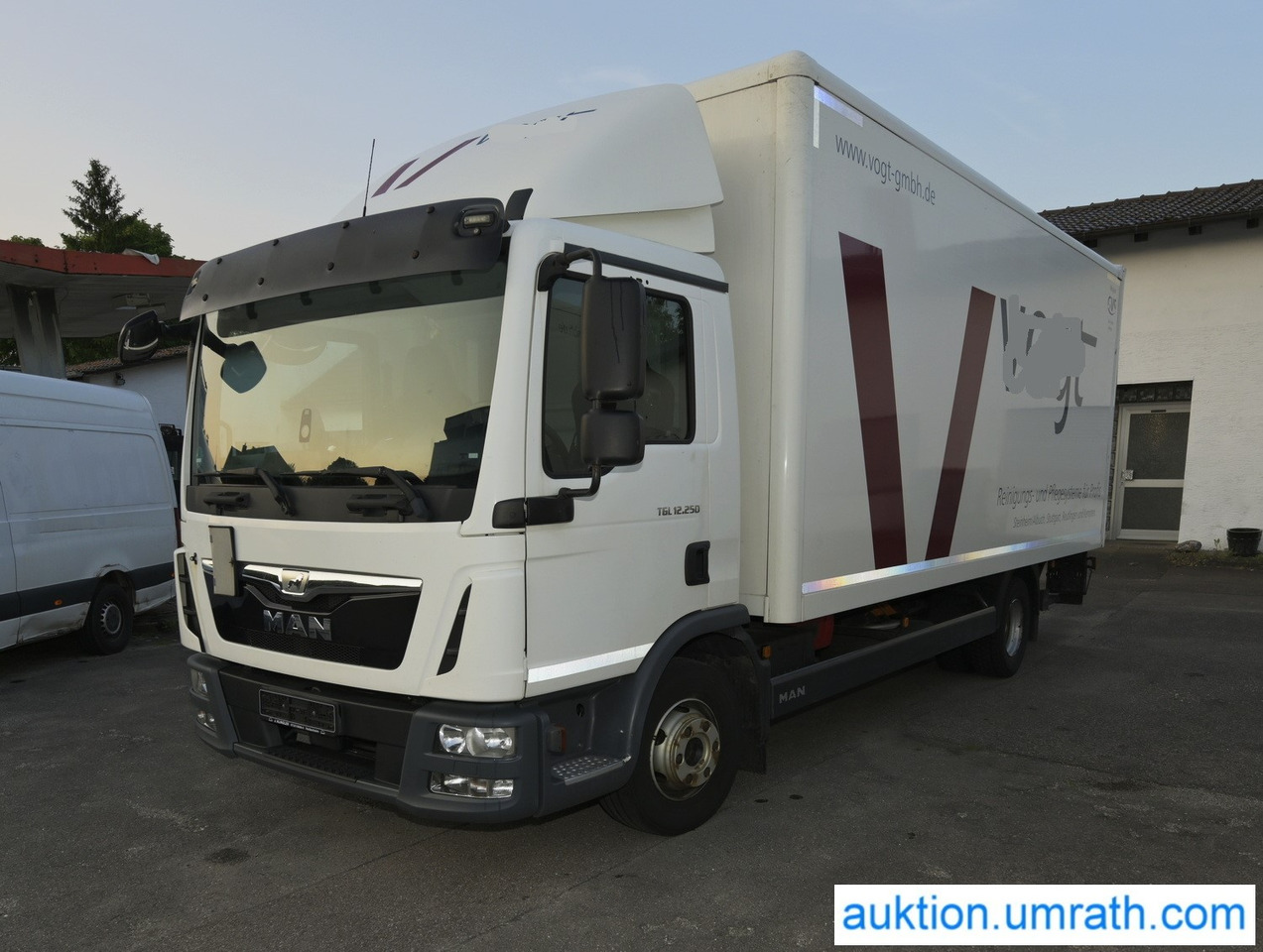 MAN (V182) TGL 12.250 4x2 L/BL Koffer Ladebordwand Klimaautomatik NAVI Luftfederung Automatikgetriebe EURO 6 - Грузовик с закрытым кузовом: фото 1 MAN (V182) TGL 12.250 4x2 L/BL Koffer Ladebordwand Klimaautomatik NAVI Luftfederung Automatikgetriebe EURO 6 - Грузовик с закрытым кузовом: фото 1