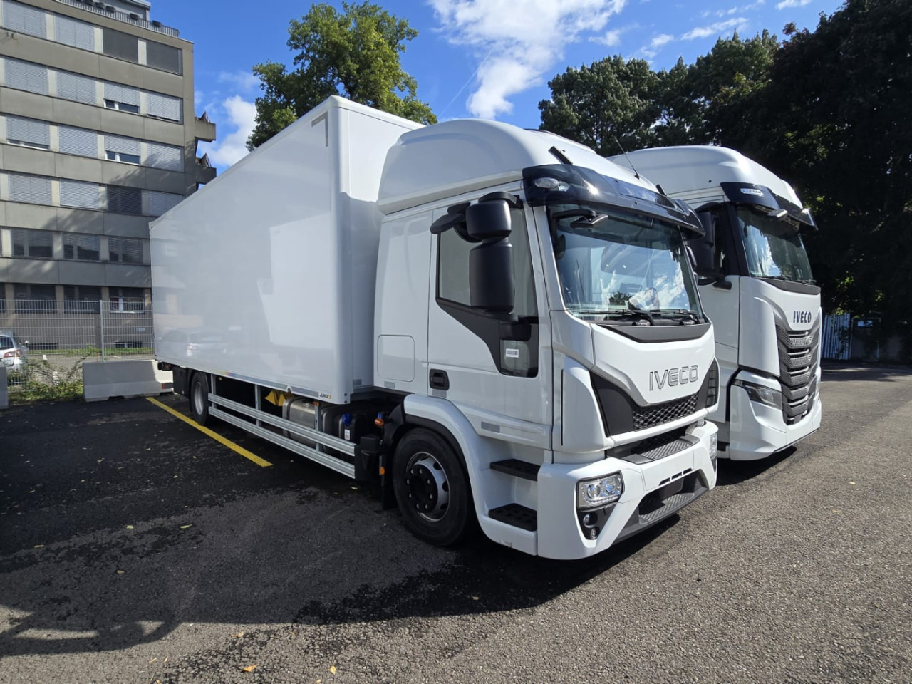 IVECO Eurocargo ML160E28/FP Koffer mit Ladebordwand - Грузовик с закрытым кузовом: фото 1 IVECO Eurocargo ML160E28/FP Koffer mit Ladebordwand - Грузовик с закрытым кузовом: фото 1