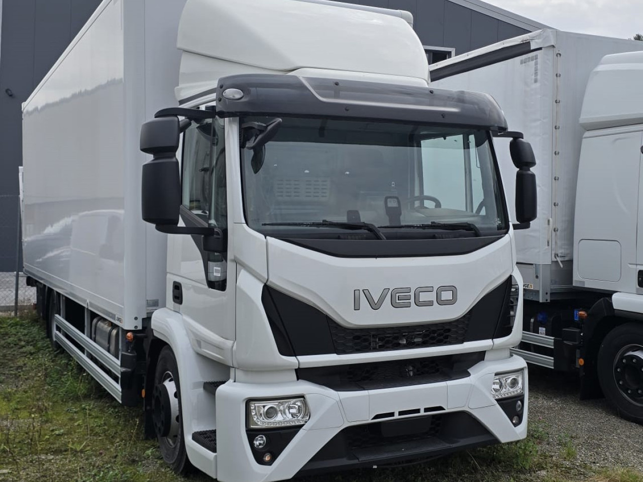 IVECO ML140E28/FP EuroCargo mit Junge Koffer und - Грузовик с закрытым кузовом: фото 1 IVECO ML140E28/FP EuroCargo mit Junge Koffer und - Грузовик с закрытым кузовом: фото 1