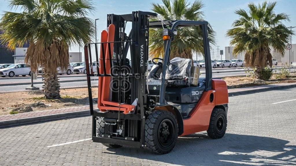 TOYOTA FORKLIFT DIESEL 3TON 3STAGE, 3LEVER 4500MM W/ SIDE SHIFT MY24 - Дизельный погрузчик: фото 1 TOYOTA FORKLIFT DIESEL 3TON 3STAGE, 3LEVER 4500MM W/ SIDE SHIFT MY24 - Дизельный погрузчик: фото 1
