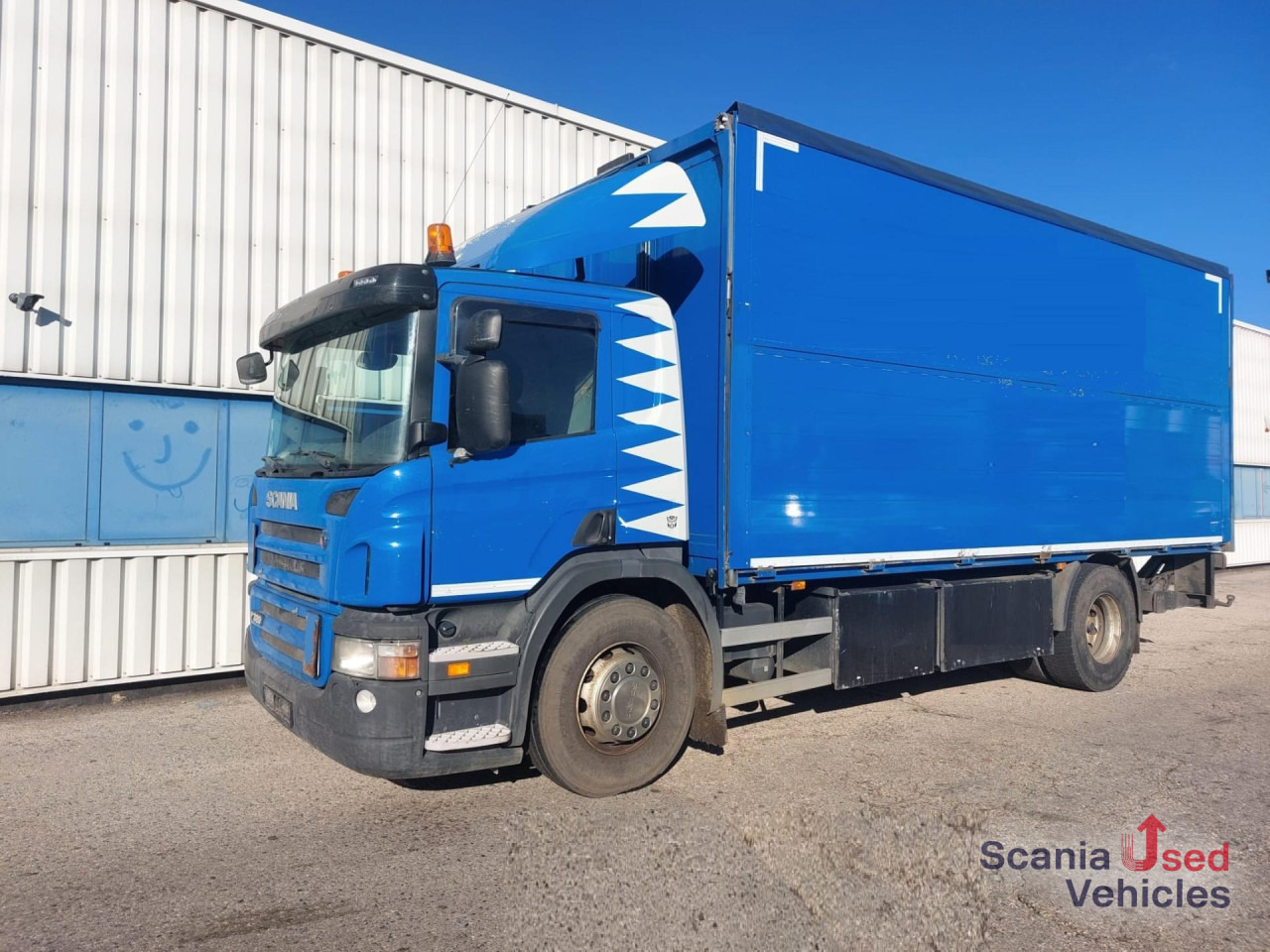 SCANIA P 320 LB4x2MNB EEV Spezial-Koffer Ladebordwand - Грузовик с закрытым кузовом: фото 1 SCANIA P 320 LB4x2MNB EEV Spezial-Koffer Ladebordwand - Грузовик с закрытым кузовом: фото 1