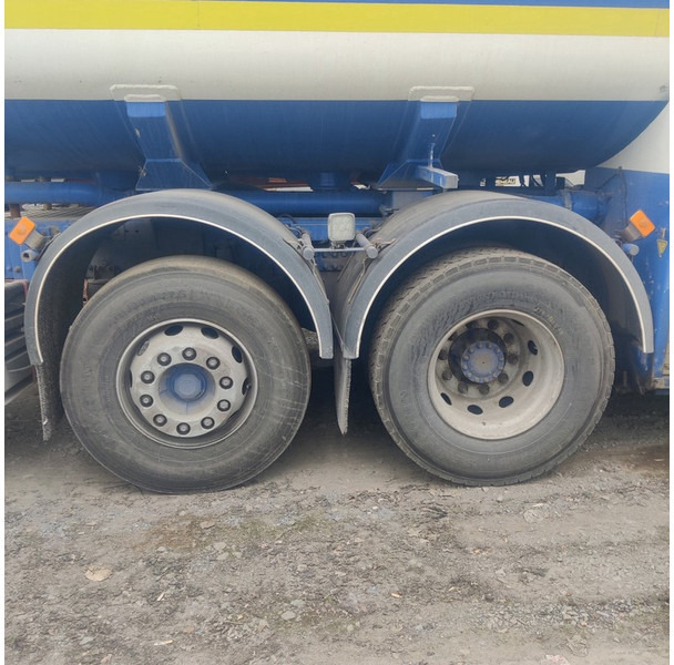 Грузовик-цистерна Volvo FM-400: фото 6