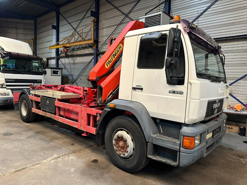 MAN 18.284 HOOKLIFT + CRANE PALFINGER PK 11001 A - STEEL SPRING / BLATT / LAMES - BE TRUCK - Крюковой мультилифт, Автоманипулятор: фото 1 MAN 18.284 HOOKLIFT + CRANE PALFINGER PK 11001 A - STEEL SPRING / BLATT / LAMES - BE TRUCK - Крюковой мультилифт, Автоманипулятор: фото 1