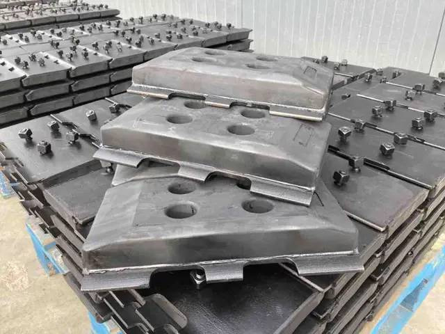 Volvo Rubber Asphalt Pads - Рама/ Шасси для Строительной техники: фото 1 Volvo Rubber Asphalt Pads - Рама/ Шасси для Строительной техники: фото 1