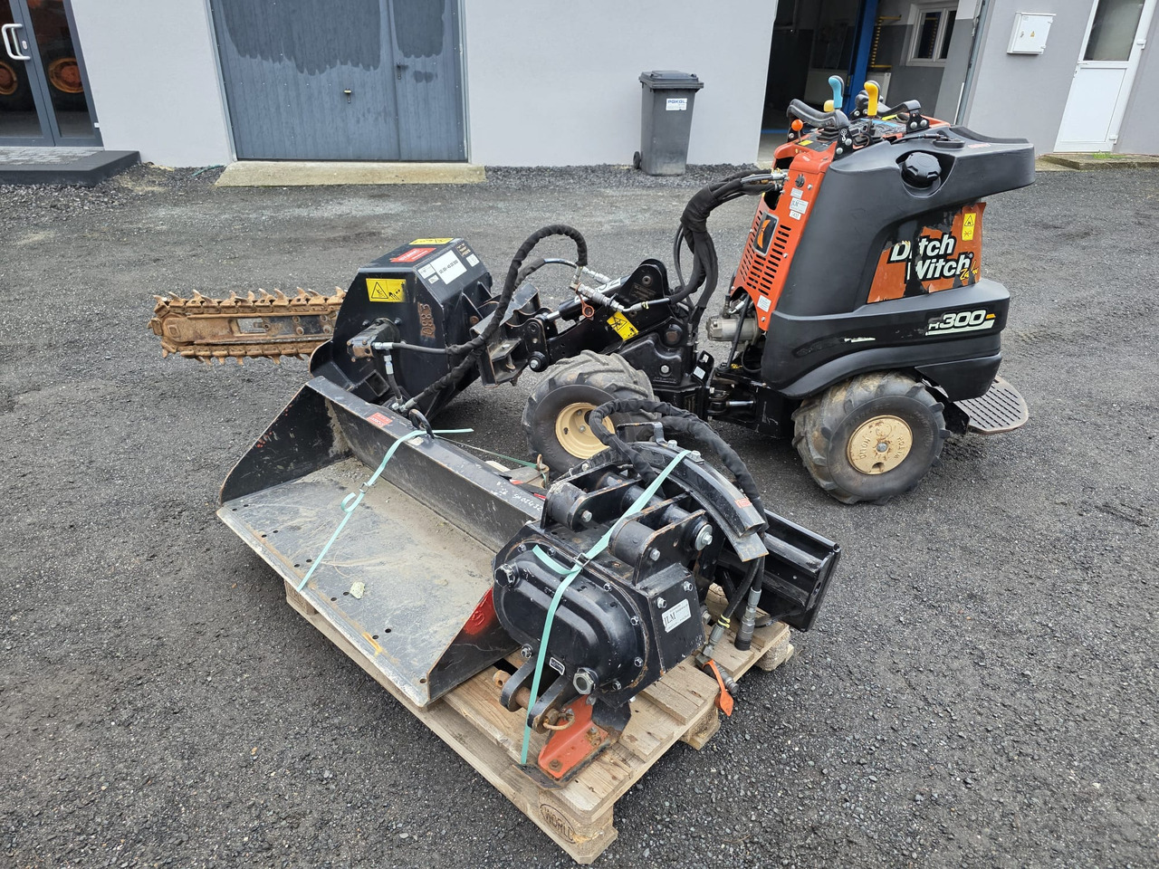 Ditch Witch R300 - Мини-экскаватор: фото 3 Ditch Witch R300 - Мини-экскаватор: фото 3