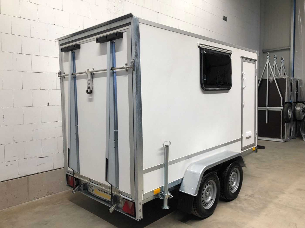 BLYSS F2030HTD Rampe Tür Fenster Kofferanhänger - Прицеп для мотоцикла: фото 2 BLYSS F2030HTD Rampe Tür Fenster Kofferanhänger - Прицеп для мотоцикла: фото 2