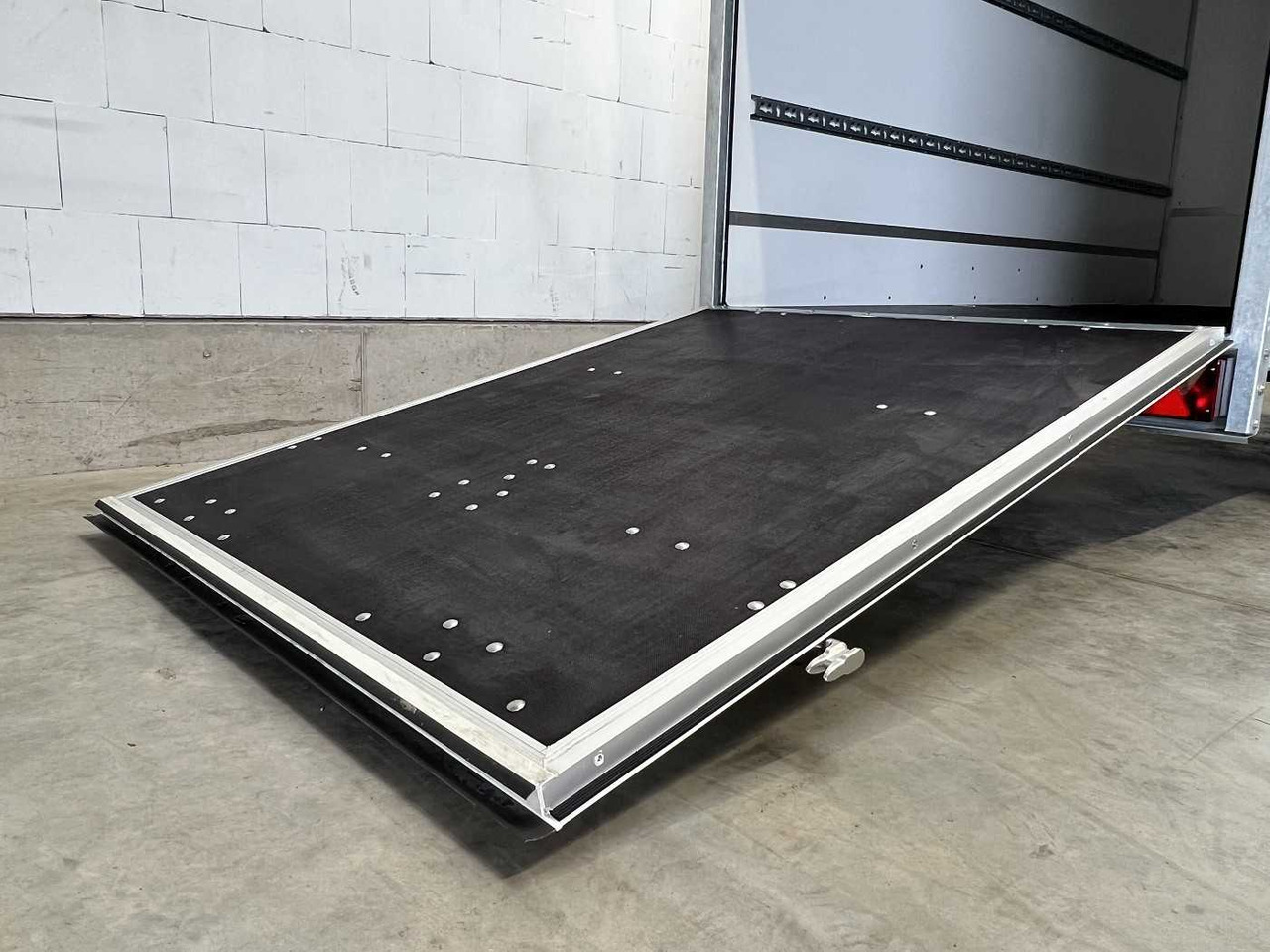 Новый Прицеп-фургон BLYSS F2736HTD Rampe Seitentür Kofferanhänger: фото 9