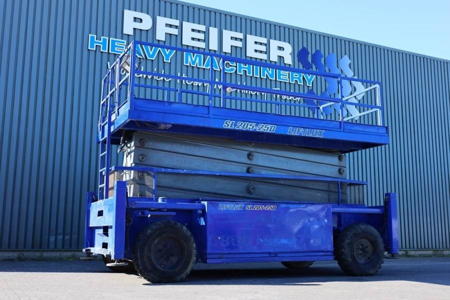 Liftlux SL205-25D Diesel, 4x4 Drive, Hydraulic Deck Extens - Ножничный подъемник: фото 1 Liftlux SL205-25D Diesel, 4x4 Drive, Hydraulic Deck Extens - Ножничный подъемник: фото 1