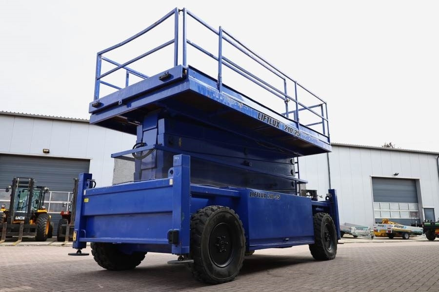 Liftlux SL210-25 D4WD S/P Diesel, Hydraulic Deck Extension - Ножничный подъемник: фото 2 Liftlux SL210-25 D4WD S/P Diesel, Hydraulic Deck Extension - Ножничный подъемник: фото 2