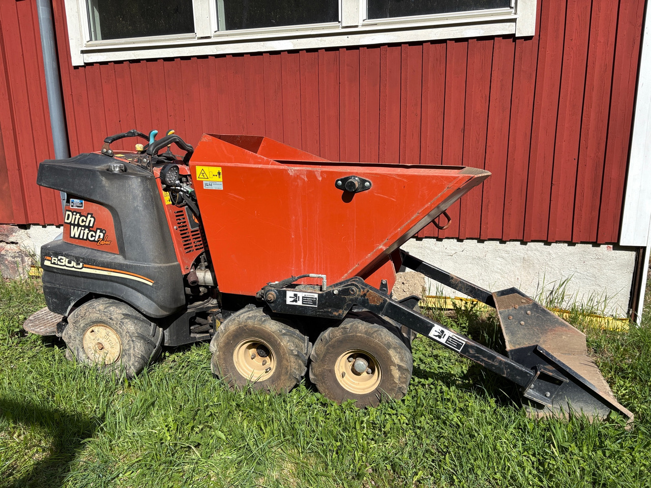 Ditch Witch R300 - Внедорожный самосвал: фото 1 Ditch Witch R300 - Внедорожный самосвал: фото 1