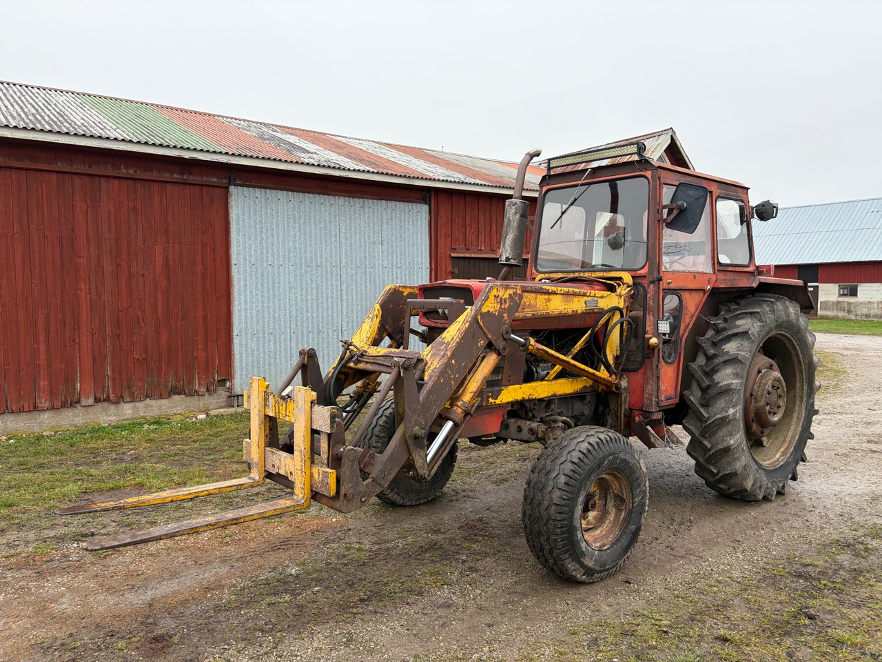 Massey Ferguson 1175 - Трактор: фото 1 Massey Ferguson 1175 - Трактор: фото 1
