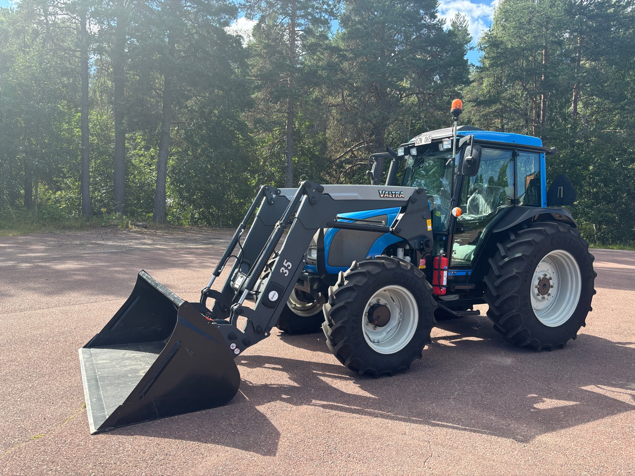 Valtra A75N - Трактор: фото 1 Valtra A75N - Трактор: фото 1