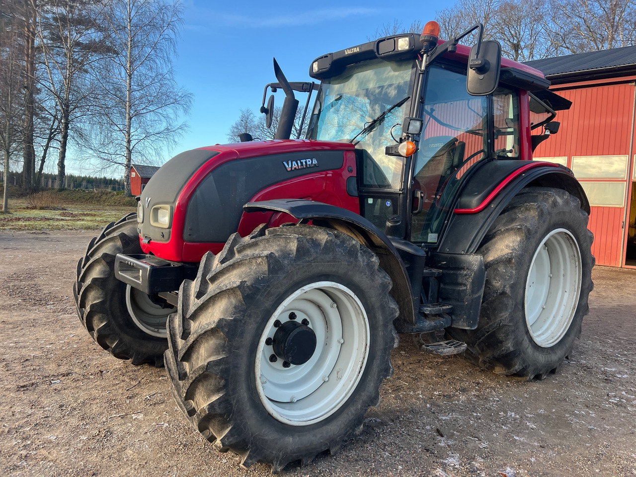 Valtra N-series N111E - Трактор: фото 1 Valtra N-series N111E - Трактор: фото 1