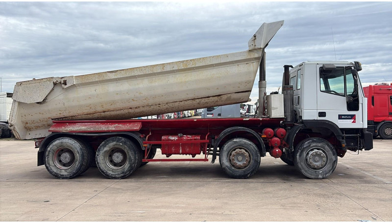 Iveco EUROTRAKKER 320 E 35 (GRAND PONT / LAMES / POMPE MANUELLE / 8X4 / CURSOR 8) - Самосвал: фото 4 Iveco EUROTRAKKER 320 E 35 (GRAND PONT / LAMES / POMPE MANUELLE / 8X4 / CURSOR 8) - Самосвал: фото 4
