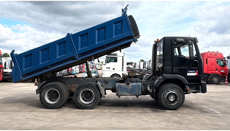 Iveco Eurotrakker 260 E 34 (POMPE MANUELLE / MANUAL PUMP / MANUAL GEARBOX / BOITE MANUELLE / LAMES) - Самосвал: фото 3 Iveco Eurotrakker 260 E 34 (POMPE MANUELLE / MANUAL PUMP / MANUAL GEARBOX / BOITE MANUELLE / LAMES) - Самосвал: фото 3