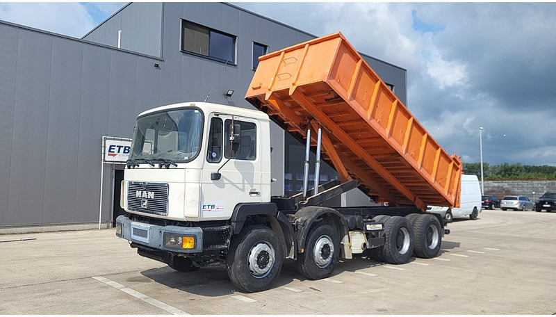 MAN 32.372 (BIG AXLE / STEEL SUSPENSION / MANUAL PUMP / 6 CYLINDER) - Самосвал: фото 1 MAN 32.372 (BIG AXLE / STEEL SUSPENSION / MANUAL PUMP / 6 CYLINDER) - Самосвал: фото 1