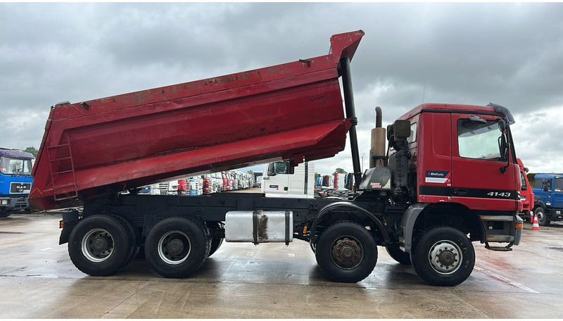 Mercedes-Benz Actros 4143 (BOITE MANUELLE / 8X8 / MANUAL GEARBOX / LAMES / GRAND PONT / BIG AXLE) - Самосвал: фото 4 Mercedes-Benz Actros 4143 (BOITE MANUELLE / 8X8 / MANUAL GEARBOX / LAMES / GRAND PONT / BIG AXLE) - Самосвал: фото 4