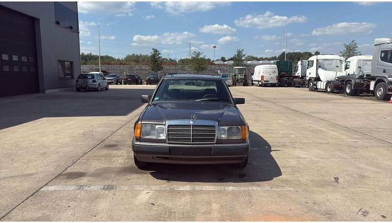 Mercedes-Benz E-Klasse 200 (GERMAN CAR / VOITURE D'ALLEMAGNE / ESSENCE / PETROL / MANUAL) - Седан: фото 2 Mercedes-Benz E-Klasse 200 (GERMAN CAR / VOITURE D'ALLEMAGNE / ESSENCE / PETROL / MANUAL) - Седан: фото 2