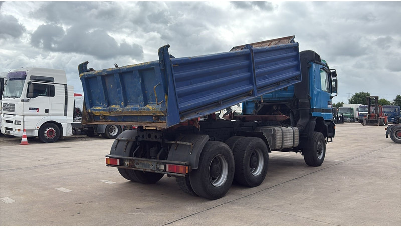 Mercedes-Benz actros 3340 (6X6 / BOITE MANUELLE /MANUAL GEARBOX / 3 PONTS / V6 / MP1) - Самосвал: фото 5 Mercedes-Benz actros 3340 (6X6 / BOITE MANUELLE /MANUAL GEARBOX / 3 PONTS / V6 / MP1) - Самосвал: фото 5