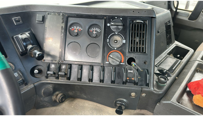 Грузовик-шасси Volvo FL 7 - 260 (6X4 / LAMES / POMPE MANUELLE / MANUAL PUMP / STEEL SUSP.): фото 18