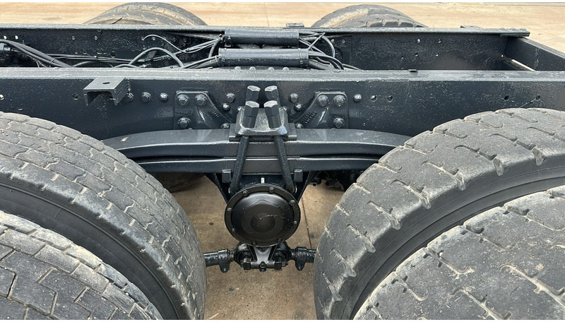Грузовик-шасси Volvo FL 7 - 260 (6X4 / LAMES / POMPE MANUELLE / MANUAL PUMP / STEEL SUSP.): фото 11