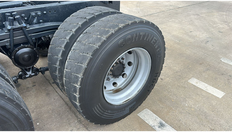 Грузовик-шасси Volvo FL 7 - 260 (6X4 / LAMES / POMPE MANUELLE / MANUAL PUMP / STEEL SUSP.): фото 10