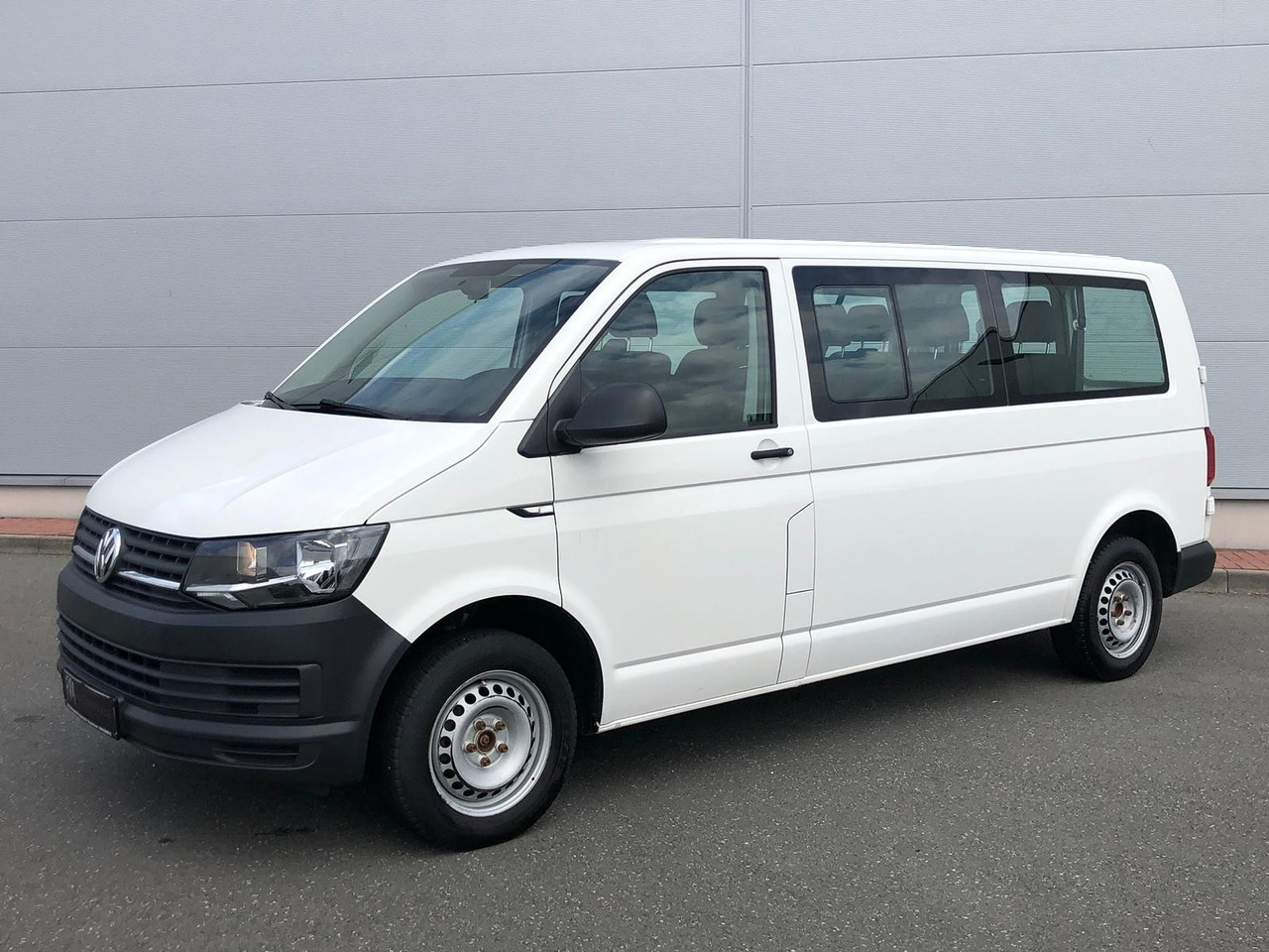 Volkswagen T6 Transporter 2.0 TDI Kombi lang 9-SITZE TEMP - Универсал: фото 1 Volkswagen T6 Transporter 2.0 TDI Kombi lang 9-SITZE TEMP - Универсал: фото 1