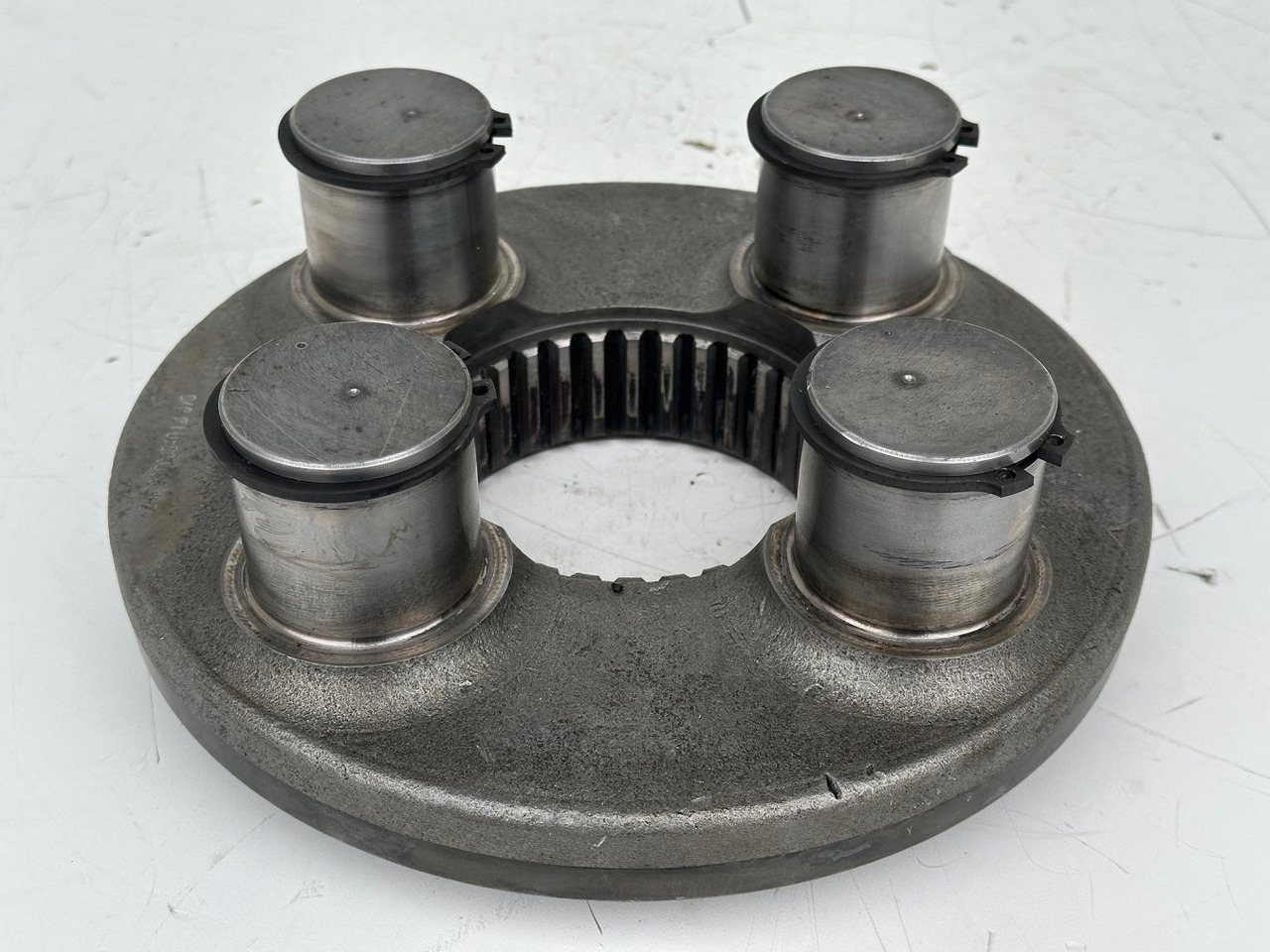 Liebherr Planetenträger ID-Nr.90006540. SAT300/271, SAT300/282, SAT300/288, SAT300/295. LH40, LH50, R936,R950 T, R960 T. #90006540.L6.675# - Поворотный редуктор для Строительной техники: фото 1 Liebherr Planetenträger ID-Nr.90006540. SAT300/271, SAT300/282, SAT300/288, SAT300/295. LH40, LH50, R936,R950 T, R960 T. #90006540.L6.675# - Поворотный редуктор для Строительной техники: фото 1