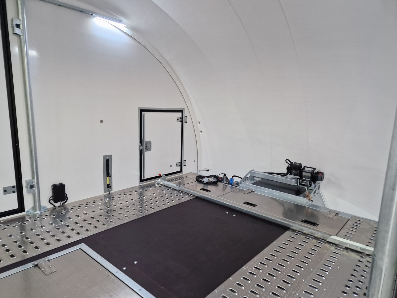 BJT Race Transporter 6 396-3060 650x235x189cm black RFS ASR 13" 3500kg - Прицеп-автовоз: фото 2 BJT Race Transporter 6 396-3060 650x235x189cm black RFS ASR 13" 3500kg - Прицеп-автовоз: фото 2