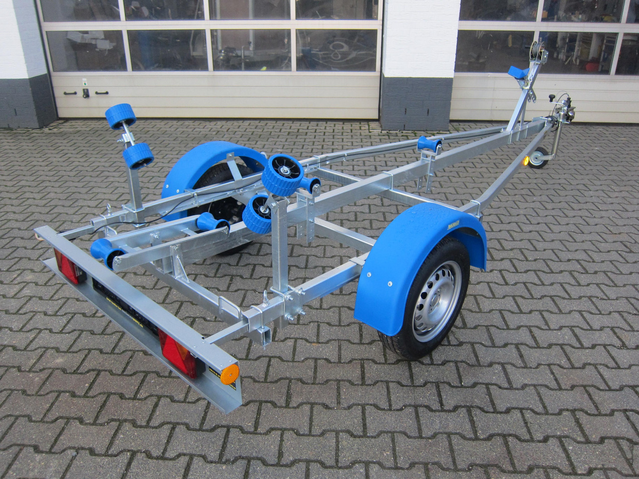 Bootsanhänger Boattrailer Neptun NAVY N7-17 Trailer 750kg mit Winde Winter Online Aktion - Лодочный прицеп: фото 4 Bootsanhänger Boattrailer Neptun NAVY N7-17 Trailer 750kg mit Winde Winter Online Aktion - Лодочный прицеп: фото 4