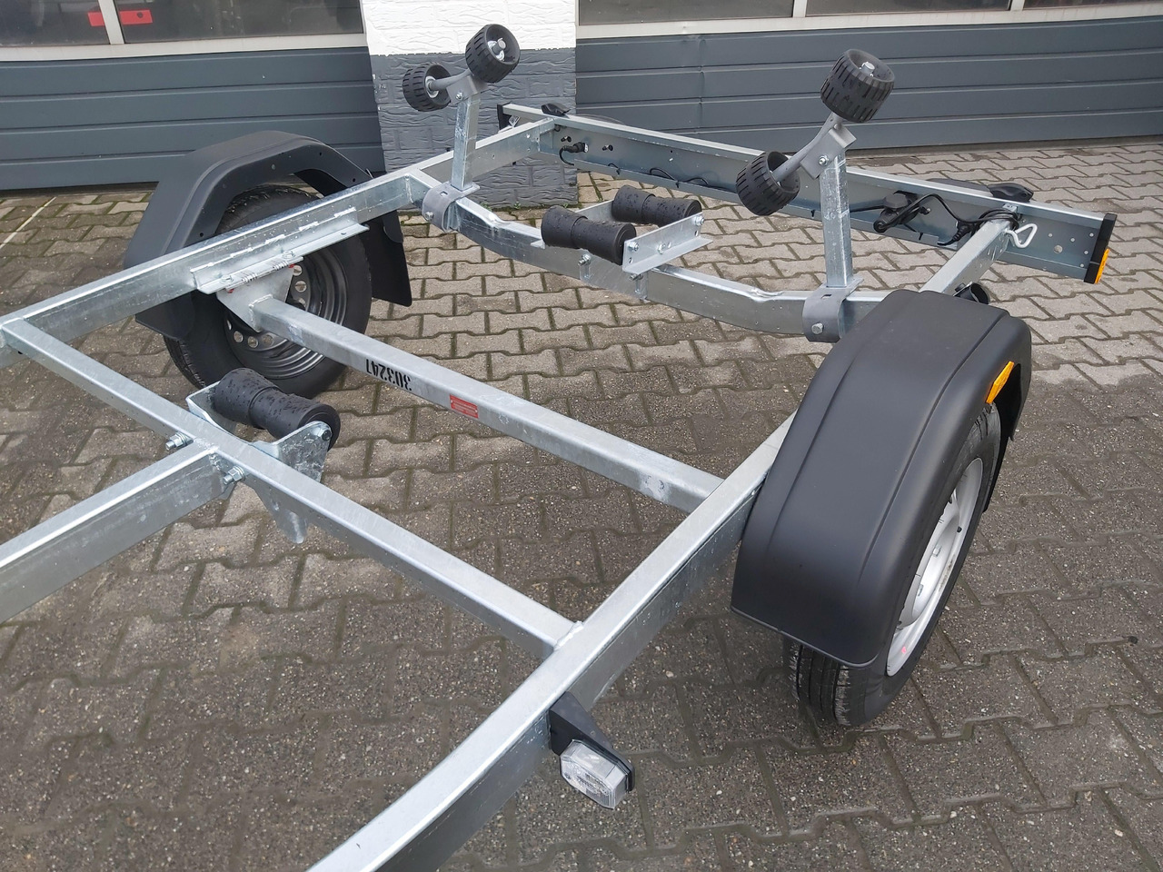 Brenderup Bootstrailer 750L UB Premium 180750UBL 750kg Winde 311959 Januar Online Aktion - Лодочный прицеп: фото 5 Brenderup Bootstrailer 750L UB Premium 180750UBL 750kg Winde 311959 Januar Online Aktion - Лодочный прицеп: фото 5