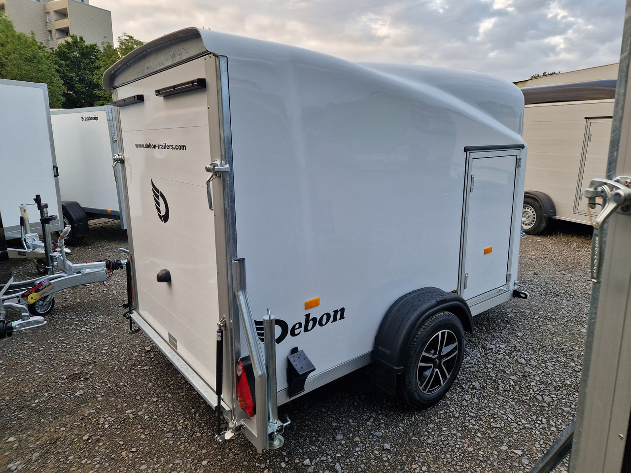 Debon Cargo 1300 300x152x168cm white Alufelgen Seitentür Pullman 100km/H 1300kg Modell 2024 - Прицеп-фургон: фото 2 Debon Cargo 1300 300x152x168cm white Alufelgen Seitentür Pullman 100km/H 1300kg Modell 2024 - Прицеп-фургон: фото 2