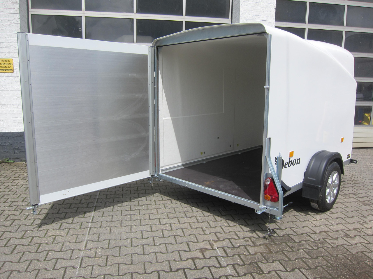 Debon Cargo 1300 300x152x168cm white Alufelgen darkline aerodynamik Pullman II 100km/H 1300kg - Прицеп-фургон: фото 3 Debon Cargo 1300 300x152x168cm white Alufelgen darkline aerodynamik Pullman II 100km/H 1300kg - Прицеп-фургон: фото 3