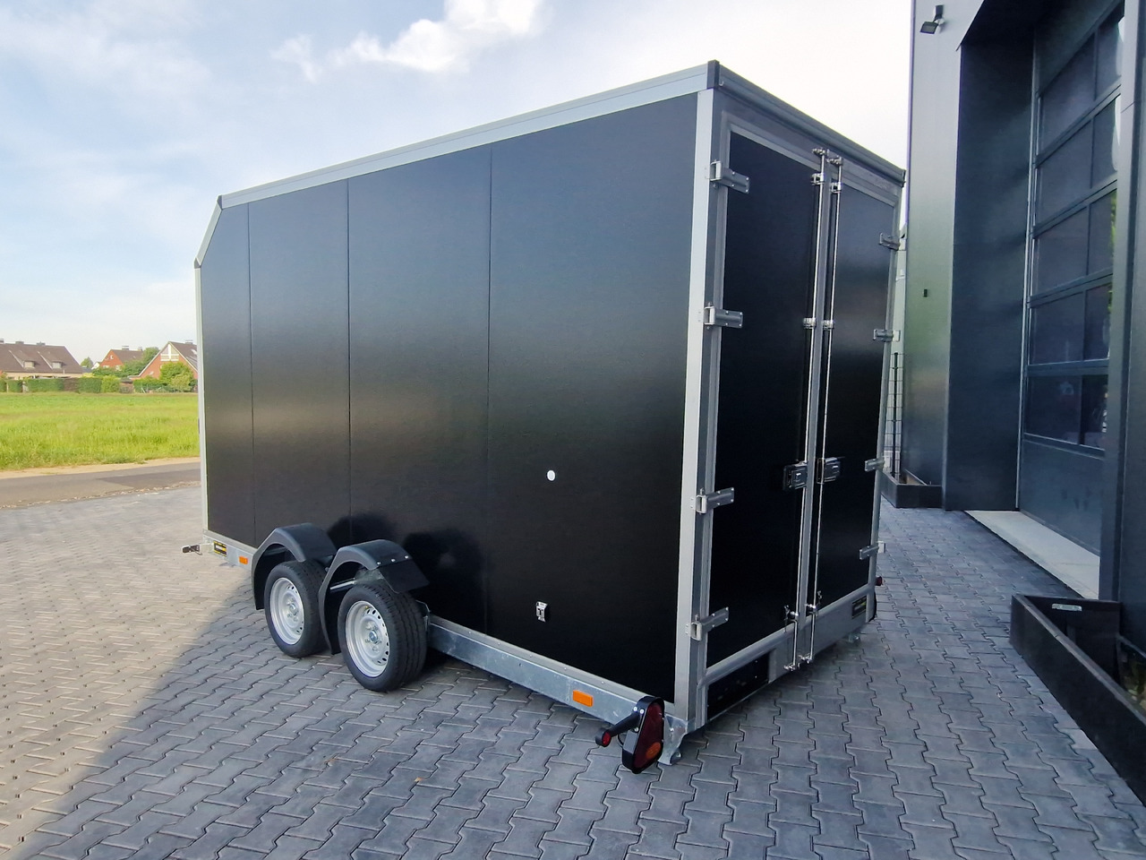 Kofferanhänger EasyLift L+ 3500 350x163x230cm black aerodynamisch 3500kg - Прицеп для спецтехники: фото 1 Kofferanhänger EasyLift L+ 3500 350x163x230cm black aerodynamisch 3500kg - Прицеп для спецтехники: фото 1