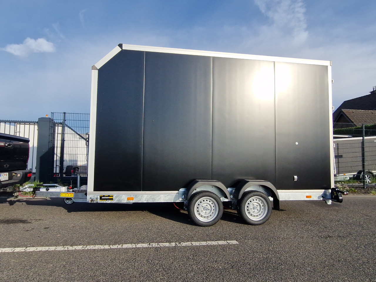 Kofferanhänger EasyLift L+ 3500 350x163x230cm black aerodynamisch 3500kg - Прицеп для спецтехники: фото 4 Kofferanhänger EasyLift L+ 3500 350x163x230cm black aerodynamisch 3500kg - Прицеп для спецтехники: фото 4