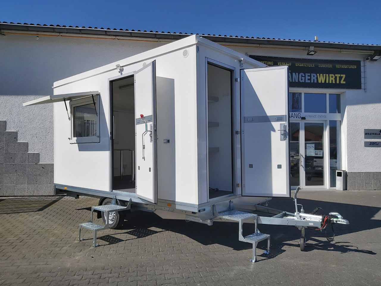 Mobiles Büro 410x220x220cm Tür + 3 Fenster + WC Raum + Stauraum (XL) 1200kg - Прицеп-фургон: фото 1 Mobiles Büro 410x220x220cm Tür + 3 Fenster + WC Raum + Stauraum (XL) 1200kg - Прицеп-фургон: фото 1