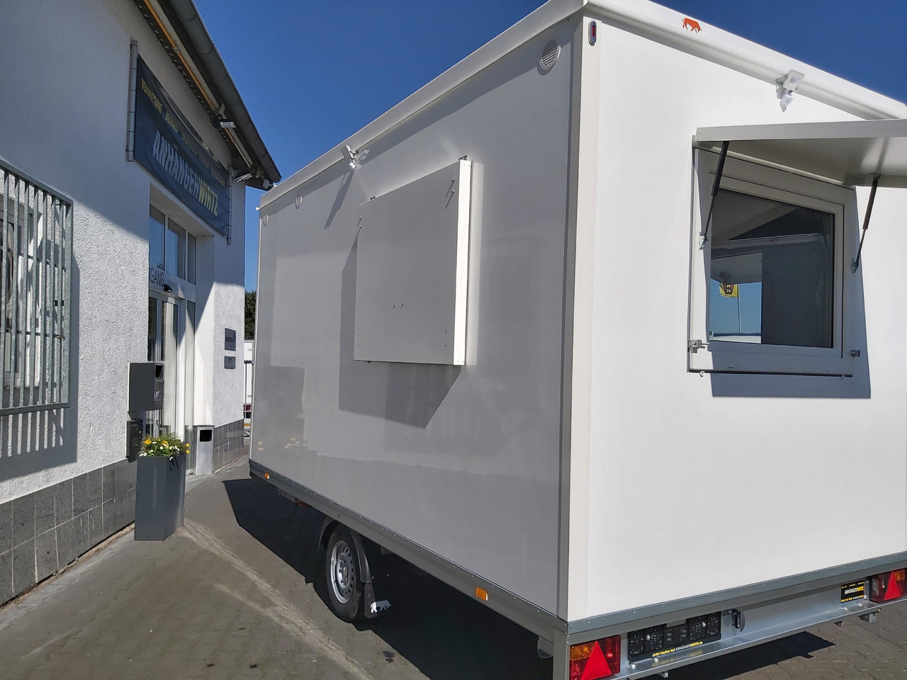 Mobiles Büro 410x220x220cm Tür + 3 Fenster + WC Raum + Stauraum (XL) 1200kg - Прицеп-фургон: фото 5 Mobiles Büro 410x220x220cm Tür + 3 Fenster + WC Raum + Stauraum (XL) 1200kg - Прицеп-фургон: фото 5