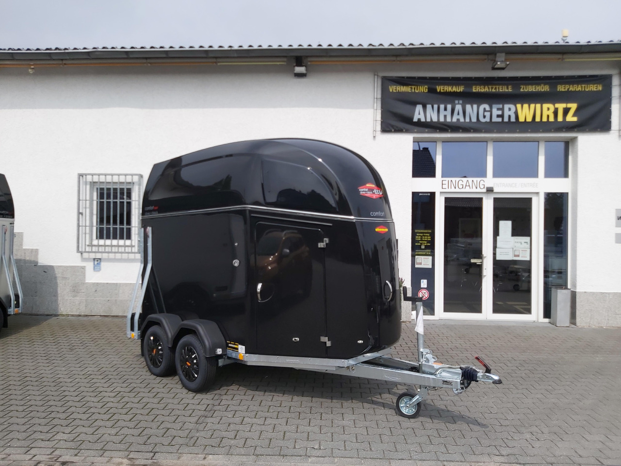 Pferdeanhänger Böckmann Comfort Esprit black Set Sattelkammer Trittschutz 100km/H 2400kg Modell 2024 - Прицеп-коневоз: фото 4 Pferdeanhänger Böckmann Comfort Esprit black Set Sattelkammer Trittschutz 100km/H 2400kg Modell 2024 - Прицеп-коневоз: фото 4