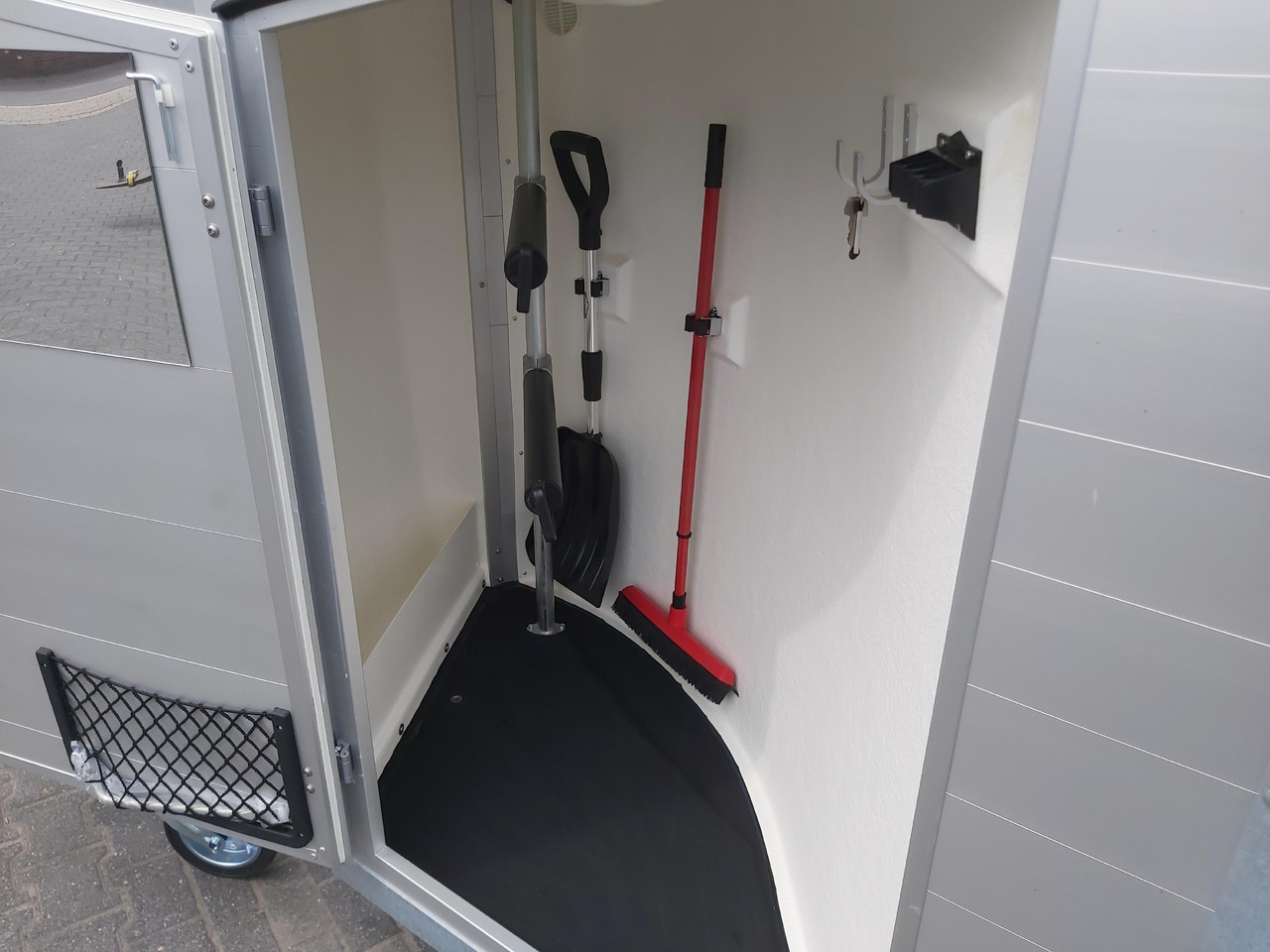 Pferdeanhänger Böckmann Portax Esprit silver&black silver SKASattelkammer Trittschutz 100km/H 2400kg - Прицеп-коневоз: фото 4 Pferdeanhänger Böckmann Portax Esprit silver&black silver SKASattelkammer Trittschutz 100km/H 2400kg - Прицеп-коневоз: фото 4