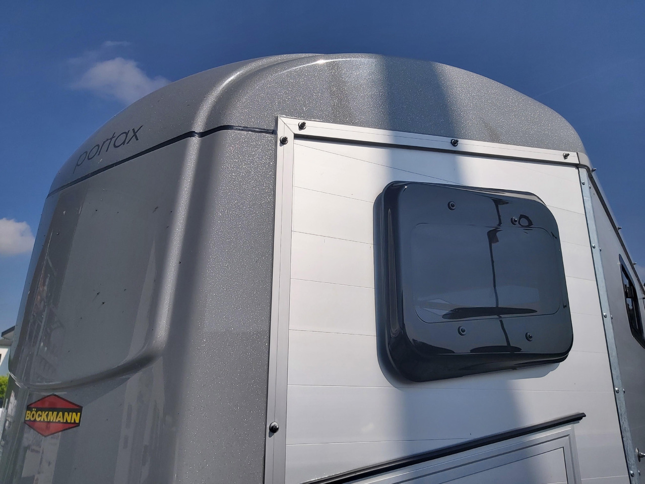 Pferdeanhänger Böckmann Portax Esprit silver&black silver SKASattelkammer Trittschutz 100km/H 2400kg - Прицеп-коневоз: фото 2 Pferdeanhänger Böckmann Portax Esprit silver&black silver SKASattelkammer Trittschutz 100km/H 2400kg - Прицеп-коневоз: фото 2