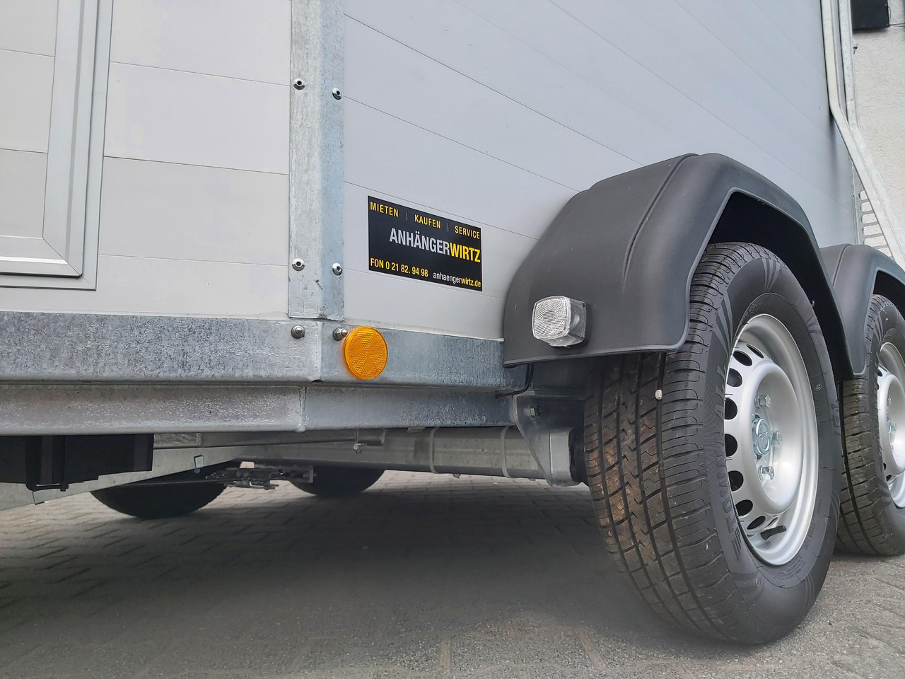 Pferdeanhänger Böckmann Portax Esprit silver&black silver SKASattelkammer Trittschutz 100km/H 2400kg - Прицеп-коневоз: фото 5 Pferdeanhänger Böckmann Portax Esprit silver&black silver SKASattelkammer Trittschutz 100km/H 2400kg - Прицеп-коневоз: фото 5