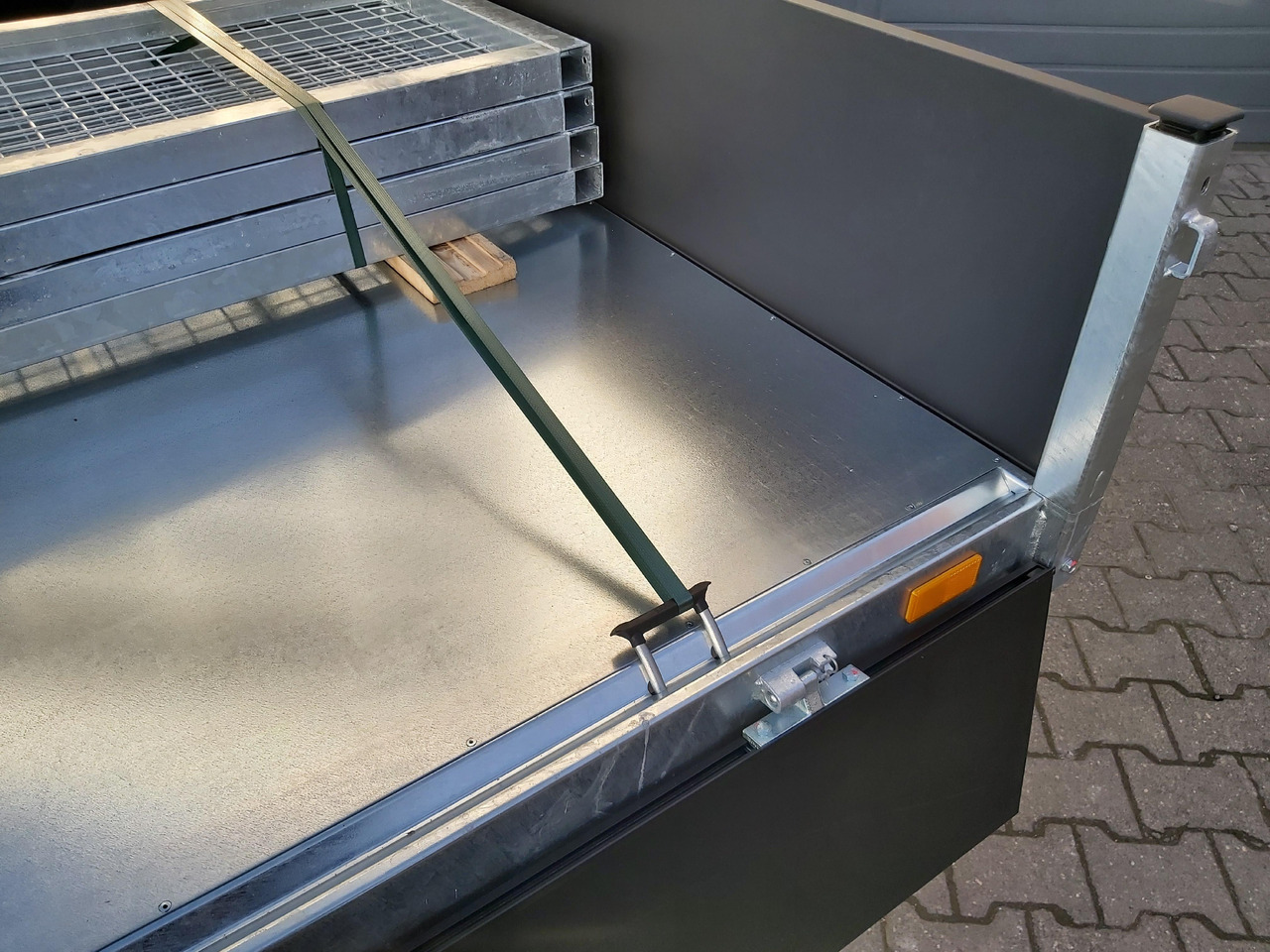 Saris Kipper K3 406 204 3500 2 E 406x204x35 black elektro NH Rampen Blattfeder 3500kg Herbst Aktion - Самосвальный прицеп: фото 5 Saris Kipper K3 406 204 3500 2 E 406x204x35 black elektro NH Rampen Blattfeder 3500kg Herbst Aktion - Самосвальный прицеп: фото 5