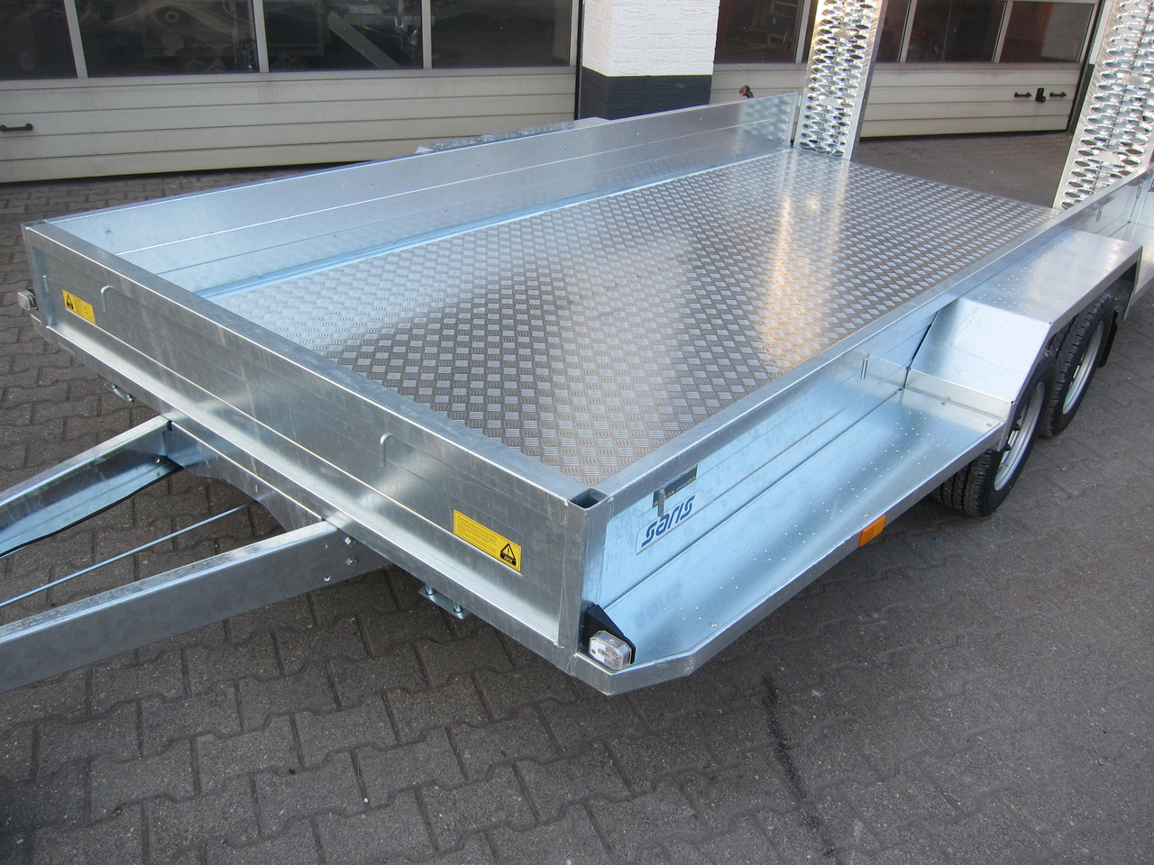 Saris Magnum MAXX 3500 406x182x30cm Rampen ForceOne Aluboden 3500kg Aktion - Прицеп для спецтехники: фото 2 Saris Magnum MAXX 3500 406x182x30cm Rampen ForceOne Aluboden 3500kg Aktion - Прицеп для спецтехники: фото 2