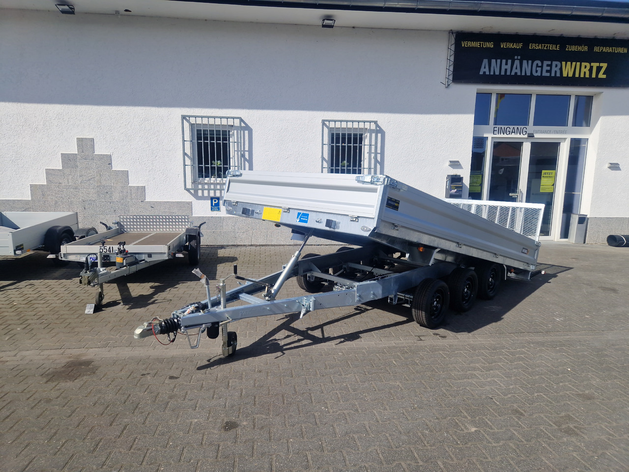 Variant Maschinentransporter 3543 UX Maxi Load LED Tridem Parabelfederung 3500kg - Самосвальный прицеп: фото 1 Variant Maschinentransporter 3543 UX Maxi Load LED Tridem Parabelfederung 3500kg - Самосвальный прицеп: фото 1